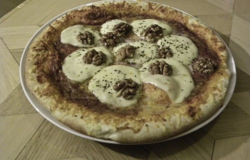 Pizza z mozzarellą, parmezanem i orzechami