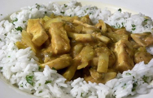 Tofu z pieczarkami i ryżem w sosie curry