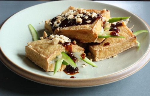 Tofu z grilla z gruszkami, powidłami i orzechami
