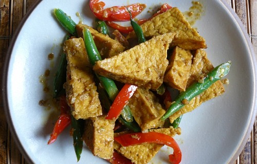 Tofu smażone z fasolką, papryką i trawą cytrynową