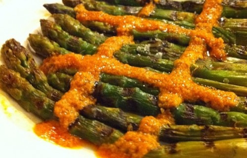 Szparagi grillowane z sosem romesco