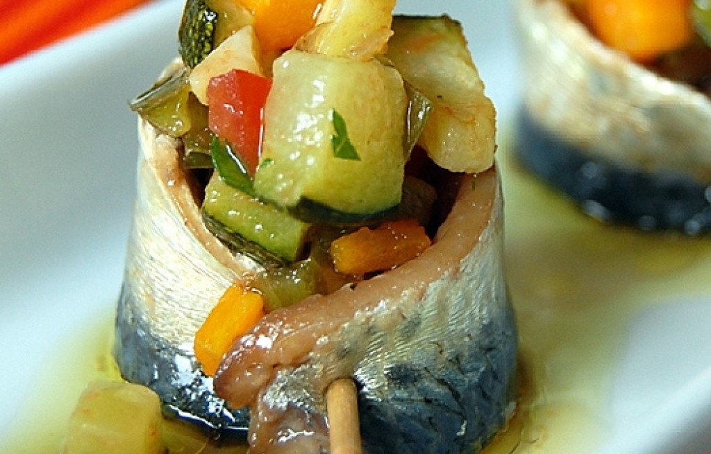 Sardele z marynowanymi warzywami