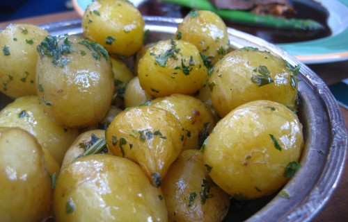 Ziemniaki  z czosnkiem i cebula w oleju