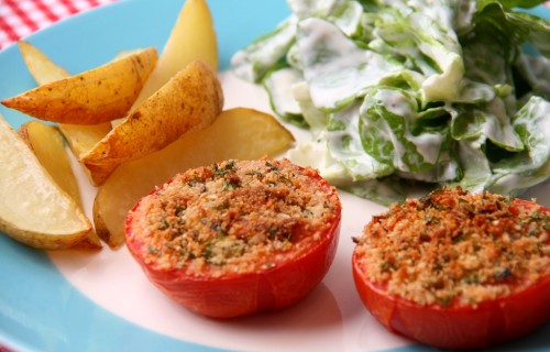 Pomidory zapiekane z ziemniakami i sałatą