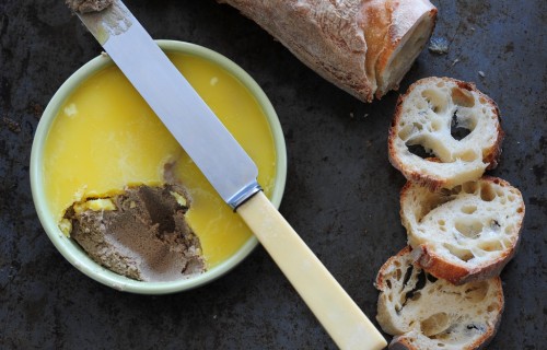 Pasztet z wątróbek drobiowych z masłem i chlebem