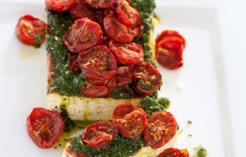 Ricotta zapiekana z pomidorami, orzechami i bazylią
