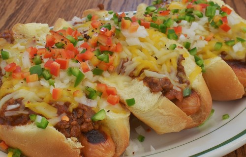 Hot-dogi z mięsem, serem i papryką