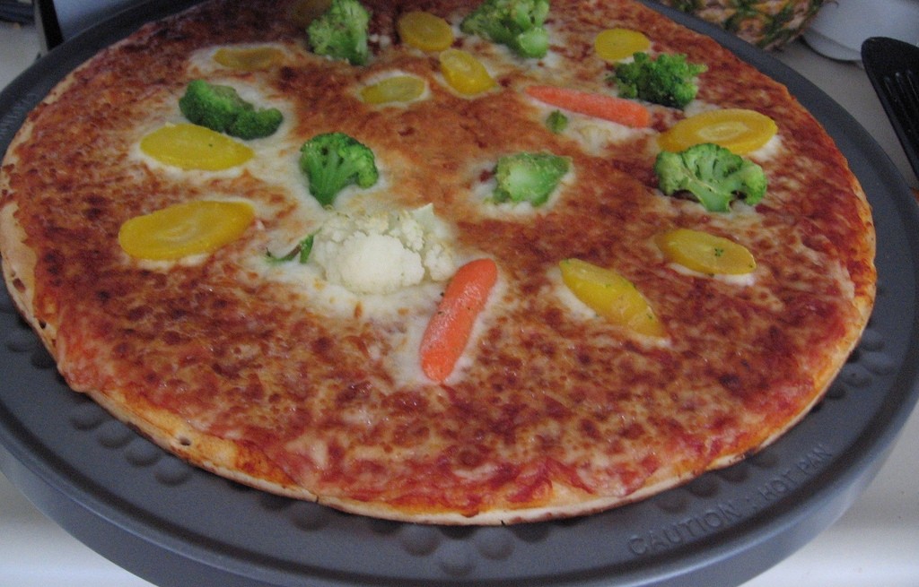 Pizza z warzywami i ananasem