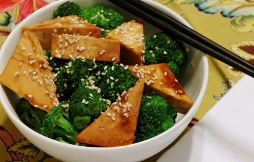 Tofu z brokułem w sosie