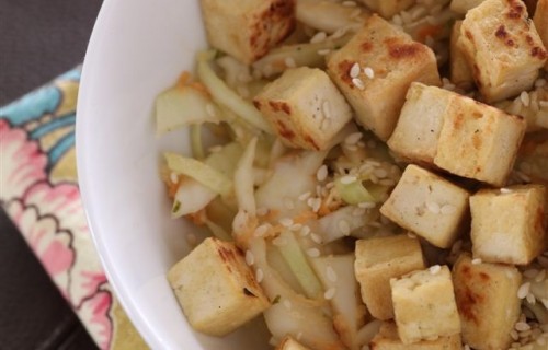 Tofu z kapustą, marchewką, miso i sezamem