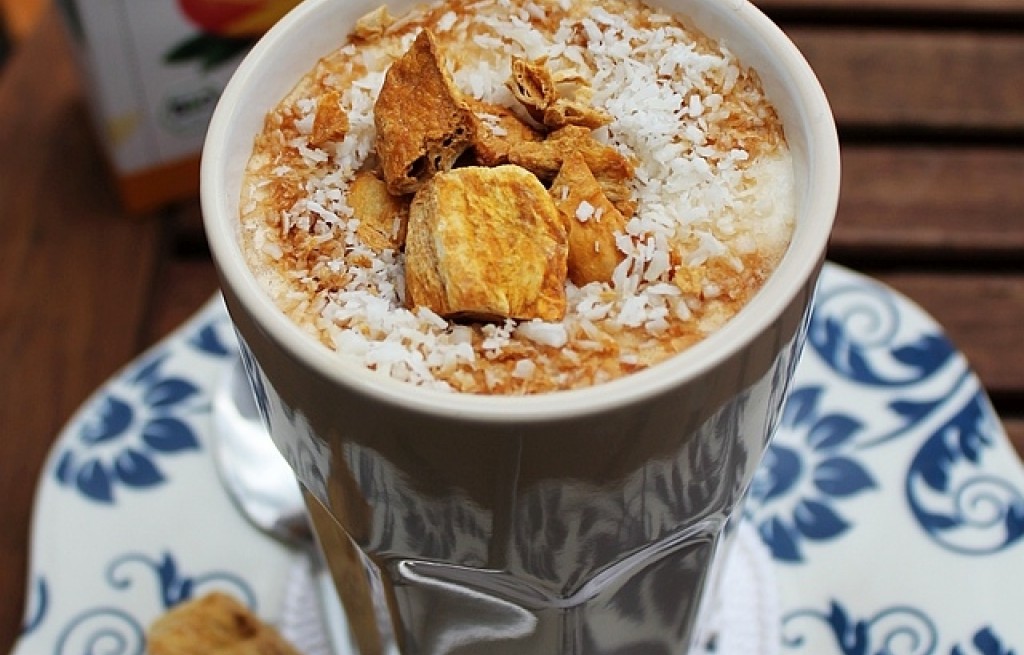 Przepis na Ice Mango Puffins caffe, czyli mrożoną kawę z mlekiem sojowym i chrupiącymi puffingowanymi owocami mango