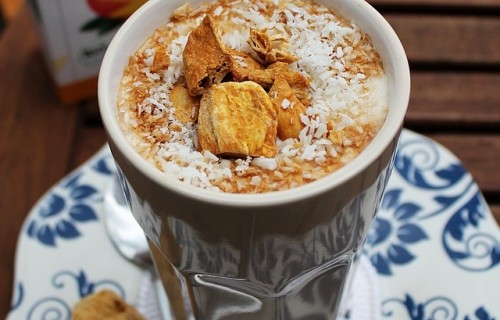 Przepis na Ice Mango Puffins caffe, czyli mrożoną kawę z mlekiem sojowym i chrupiącymi puffingowanymi owocami mango
