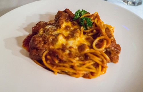 Spaghetti z wołowiną i serem w sosie bolońskim