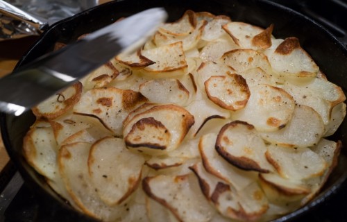 Ziemniaki z cebulą i mozzarellą