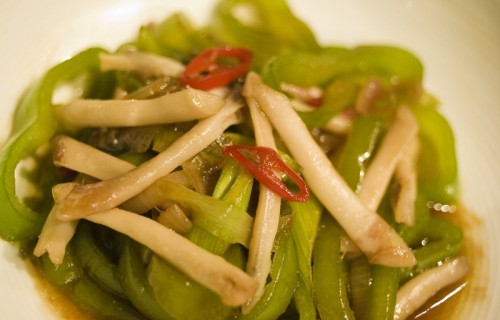 Warzywa z sosem sojowym, miodem i pędami bambusa