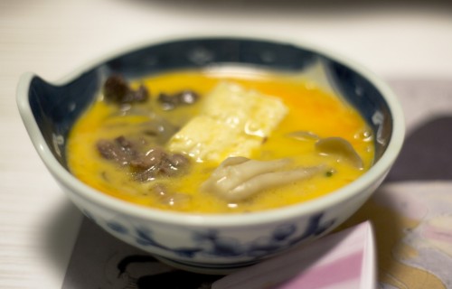 Zupa z kaczki, tofu i grzybów