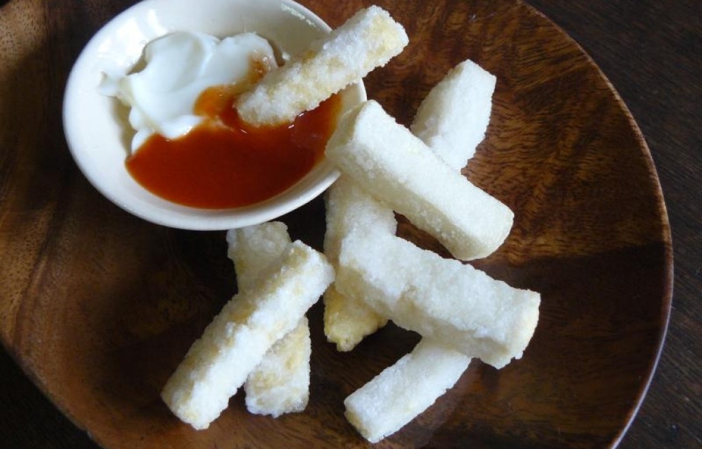 Frytki z tofu, sosem i śmietaną