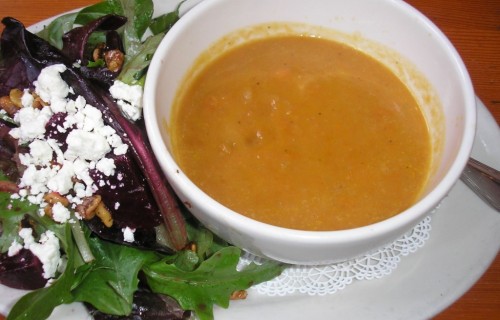 Zupa krem z marchewki i ciecierzycy z sałatką