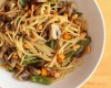 Spaghetti z warzywami, pieczarkami i orzechami