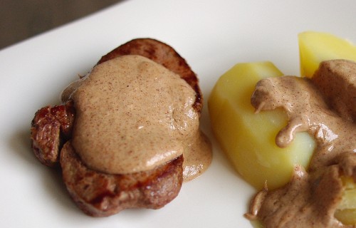 Stek z ziemniakami i sosem Roquefort