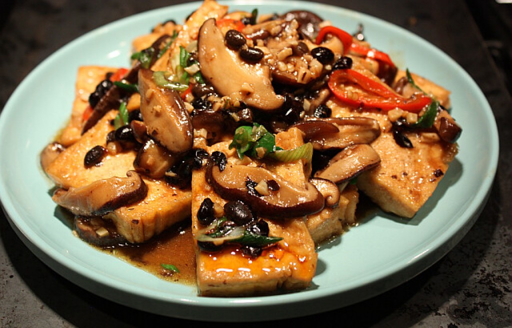 Tofu z fasolą i grzybami
