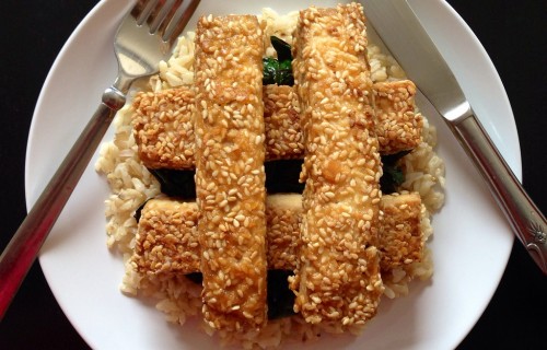 Tofu ze szpinakiem, sezamem i ryżem