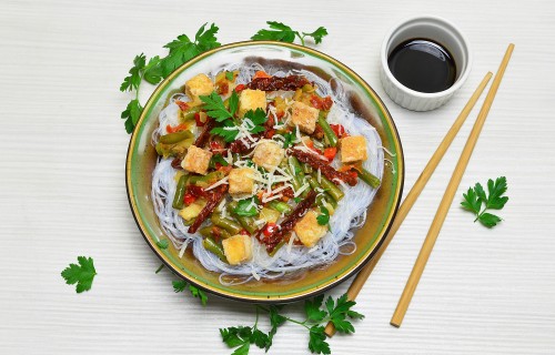 Makaron ryżowy z tofu, warzywami i sosem